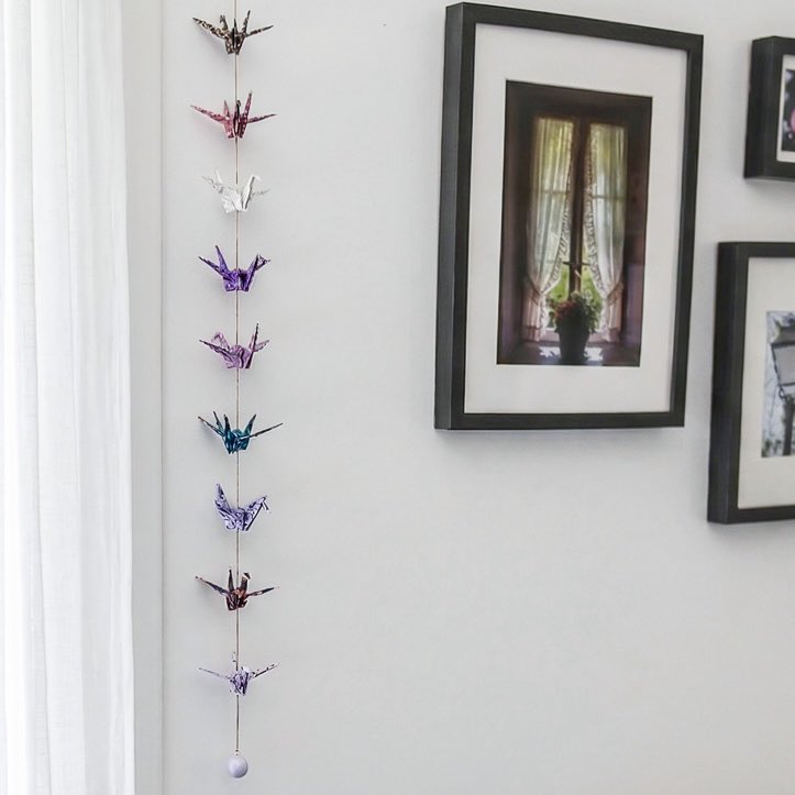 fineglace's tweet image. En ce moment je reconstitue un peu de stock de guirlandes . Cette jolie demoiselle s’est promenée un peu … et vous ? Vous l’installeriez où chez vous ? #déco #violet