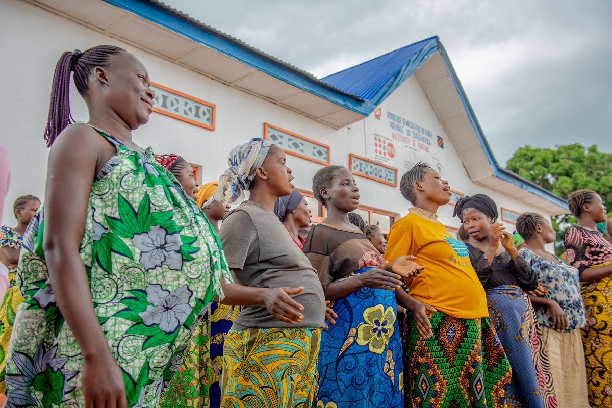 UNFPARDC's tweet photo. 𝗝𝗼𝘂𝗿𝗻é𝗲 𝗺𝗼𝗻𝗱𝗶𝗮𝗹𝗲 𝗱𝗲 𝗹𝗮 𝘀𝗮𝗻𝘁é 𝟮𝟬𝟮𝟲

« 𝙐𝙣𝙞𝙨𝙨𝙤𝙣𝙨-𝙣𝙤𝙪𝙨 𝙥𝙤𝙪𝙧 𝙡𝙖 𝙨𝙖𝙣𝙩é. 𝙎𝙤𝙪𝙩𝙚𝙣𝙤𝙣𝙨 𝙡𝙖 𝙨𝙘𝙞𝙚𝙣𝙘𝙚 » En République Démocratique du Congo, #UNFPA réaffirme son engagement pour l’amélioration de la santé et du bien-être des femmes et des filles.

🟠 Dans les province de Tanganyika et de l’Ituri, le financement de  l’Agence italienne pour la coopération au développement a permis à près de 38900 femmes et filles de bénéficier d’un meilleur accès à des informations fiables et à des services de santé sexuelle et reproductive de qualité dans quatre zones de santé notamment #Nyemba, #Kongolo dans la province de #Tanganyika et #Biringi, #Nyarambe dans la province de l’#Ituri.

🟠 Cet appui contribue à prévenir les risques de violences sexuelles et de mortalité maternelle à travers le renforcement de l’offre des services de santé sexuelle et reproductive, notamment dans les réhabilitations, équipements et approvisionnements en Kits #SSR des maternités de #Hongwa, #Nyrambe et #Biringi, ainsi que d’un accompagnement des espaces sûrs pour offrir aux personnes vulnérables des cadres plus sains et résilients.

#SantéPourTous #UNFPA #Italy
@Italyinrdc @UNFPA @UNFPA_ESARO