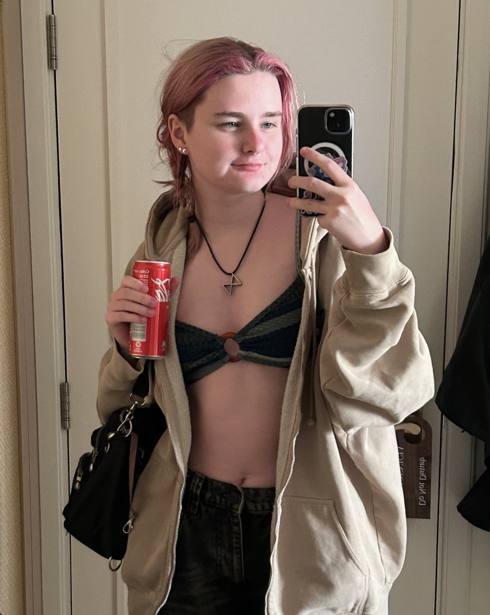 leo/elle :) tweet media