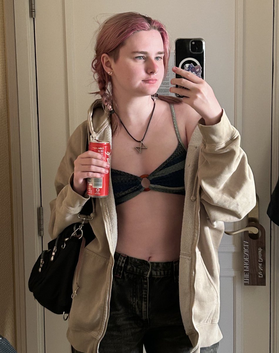 leo/elle :) tweet media