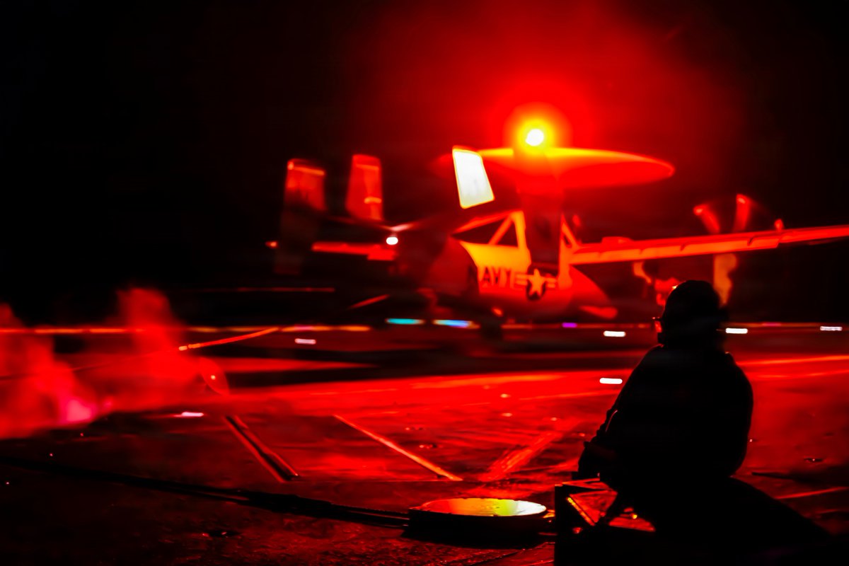 USPacificFleet's tweet image. Owning the night🌙⚓️

Sailors and aviators aboard the USS Theodore Roosevelt execute precision night flight operations in the Pacific Ocean. 
This seamless coordination between the deckplates and the cockpit defines our operational excellence.

#USNavy #PacificFleet #Readiness