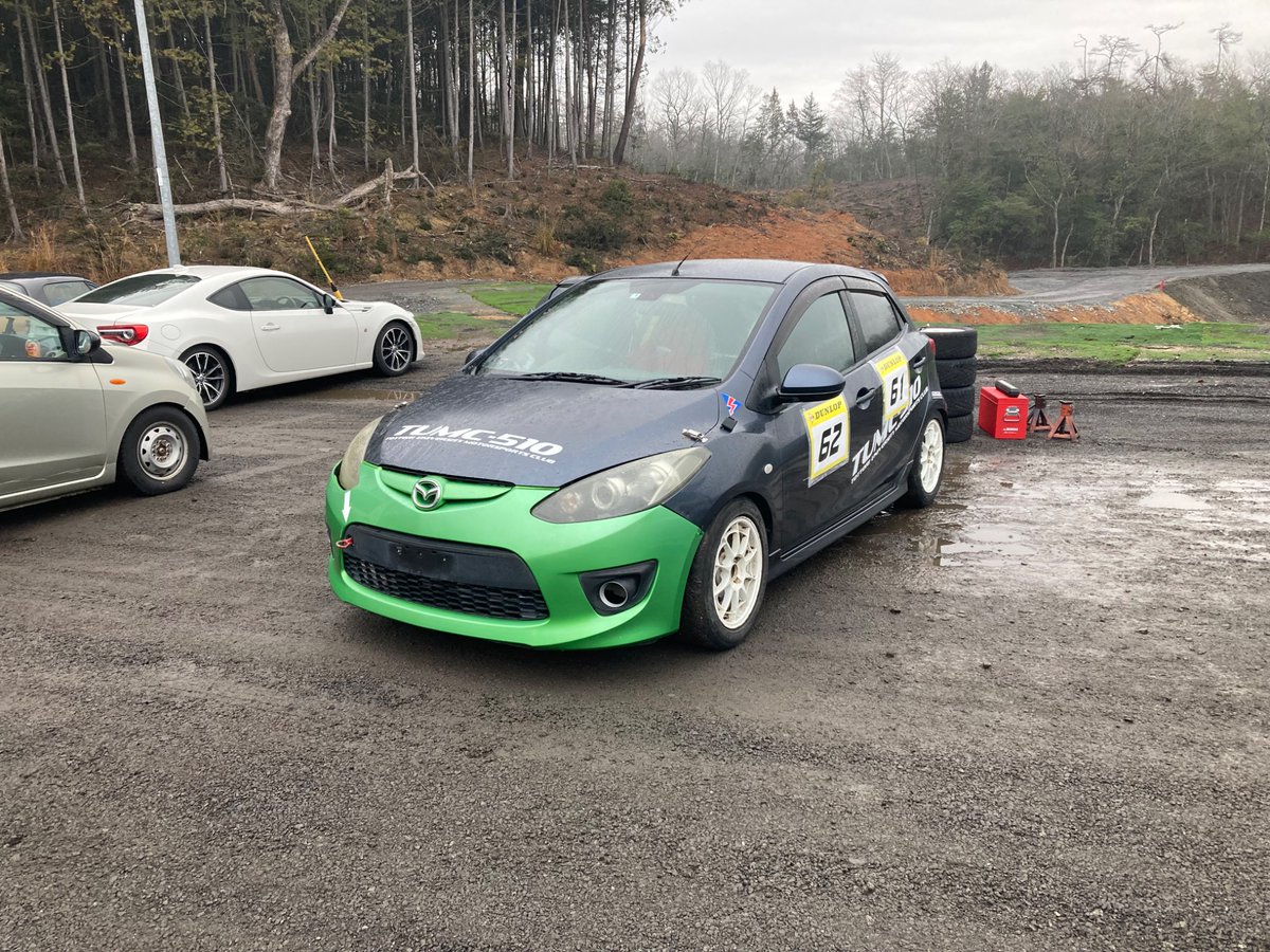 部車紹介❶
マツダ デミオ DE5FS (グレー)
通称グレデミ。
元々サーキット車両で岡国などをバンバン走ってたらしい。
弊部部車になってからはデフ入りドンガラロールバーの競技用エース車両として大活躍中
もうすぐ3年目。労わりながらこれからも長く乗っていきたいものである。