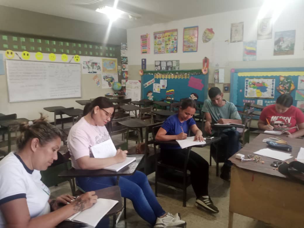 misionribastru7's tweet photo. ¡Valera en marcha! 🇻🇪⚙️ Reporte de la #MisiónRibas en Trujillo (06/04).
Nuestros vencedores de los ambientes:
📍 Corazón de mi Patria
📍 Barbarita de la Torre
📍 Ezequiel Zamora
📍 Simón Bolívar
Avanzan en Geografía, Ciencias, Matemáticas y defensa de la Fase III. 🎓📚
#Educación https://t.co/c0cIenehwm