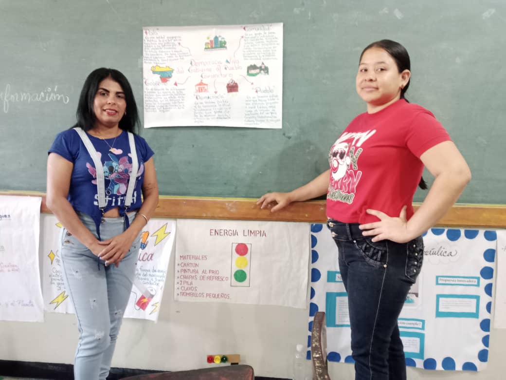 misionribastru7's tweet photo. ¡Valera en marcha! 🇻🇪⚙️ Reporte de la #MisiónRibas en Trujillo (06/04).
Nuestros vencedores de los ambientes:
📍 Corazón de mi Patria
📍 Barbarita de la Torre
📍 Ezequiel Zamora
📍 Simón Bolívar
Avanzan en Geografía, Ciencias, Matemáticas y defensa de la Fase III. 🎓📚
#Educación https://t.co/c0cIenehwm