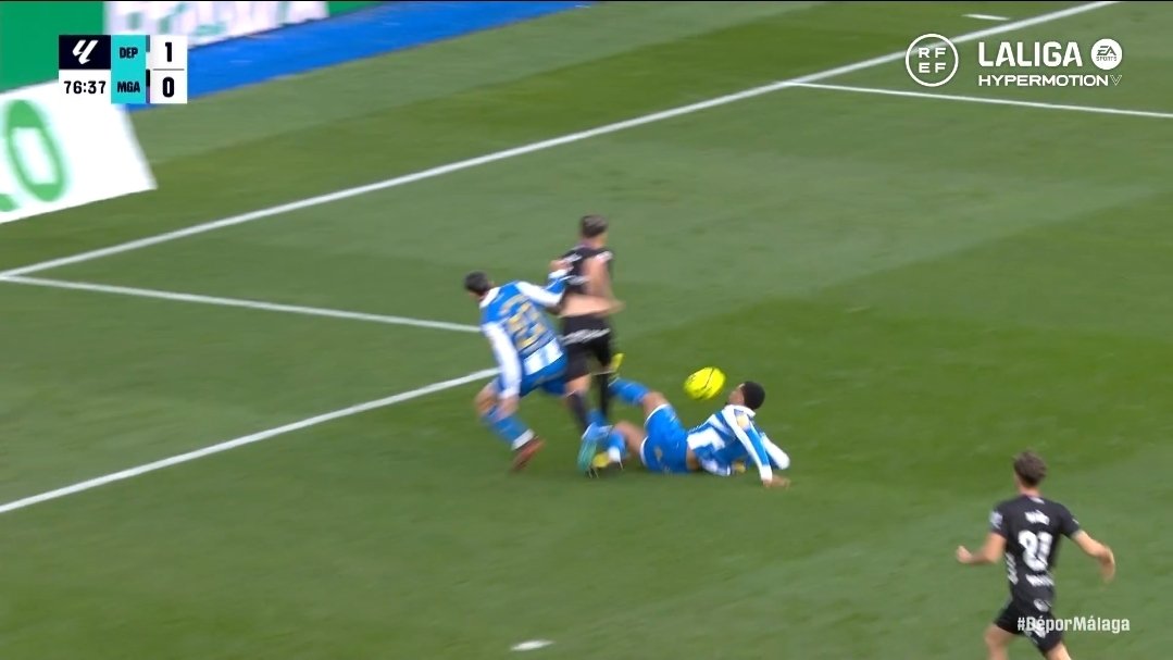 MrAsubio's tweet image. #TIEMPODEREVISIÓN 

👟 Para a comisión técnica do CTA o lance Noubi-Chupe:

📌  É PENAL.

👔 Chupe tenta rematar a porta en pugna con Quagliata e Noubi, o derradeiro deles acaba tocando balón e, tras elo, derruba a Chupe.

Si o golpe de Noubi a Chupe logo de xogar o balón fose