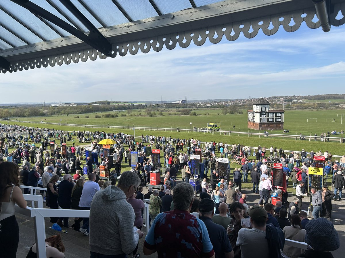 Top day at Pontefract races today, decent weather, great attendance. Still couldn’t pick a winner !!