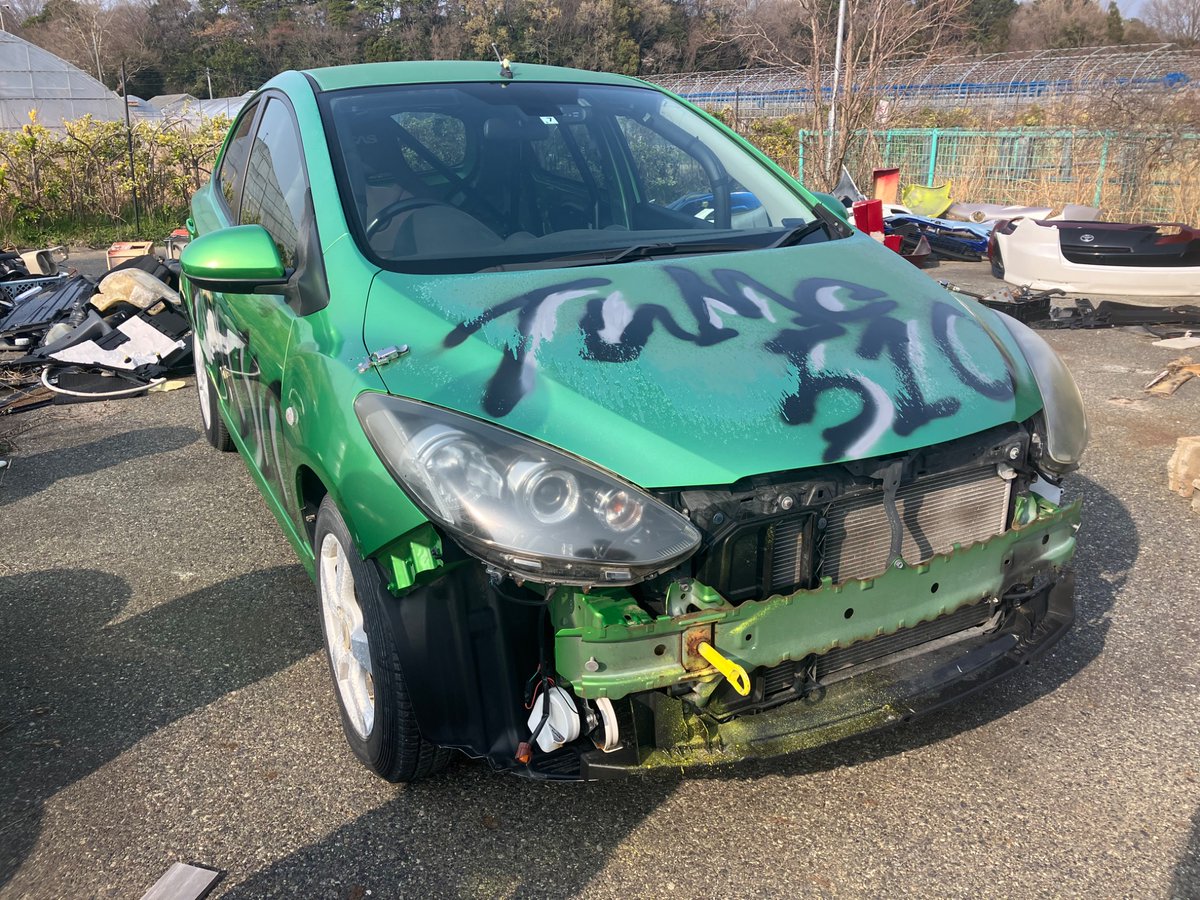 tumc510's tweet photo. 部車紹介❷
マツダ デミオ DE5FS (緑)
通称緑デミ
1年半前に新たに制作した新入り。
大会サブ車両として活躍するも、今年は部員数が少なく出番が減少。
現在はグレデミにバンパーを奪われ悲しい姿になっているが機関は絶好調。
今年は新入生の練習機として活躍してもらう予定。 https://t.co/uY3yOcaDgK
