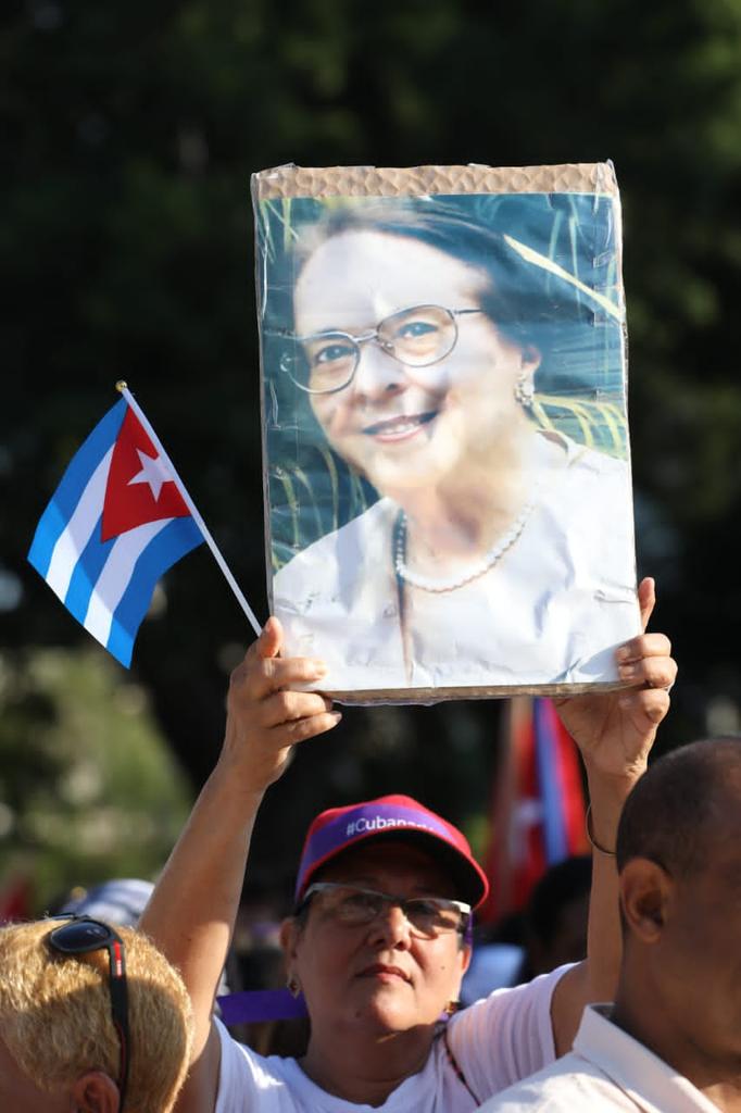 La DGE en Jiguaní rinde homenaje a Vilma Espín, por el 96 aniversario de su natalicio. "El ejemplo de Vilma es hoy más necesario que nunca. Consagró toda su vida a luchar por la mujer", afirmó Fidel. 
#EducaciónJiguaní #EducaciónGranma 
#CubaMined