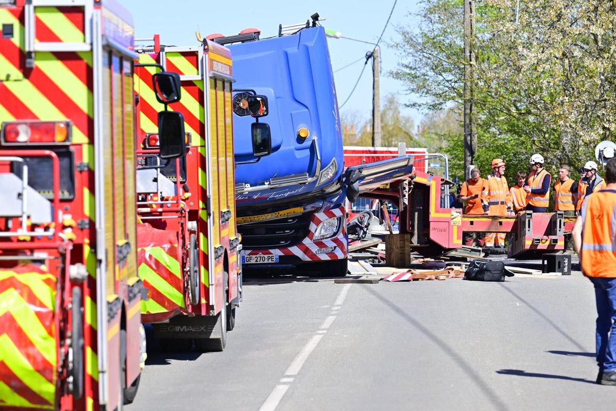 PhilippeTabarot's tweet photo. À Bully-les-Mines dans le Pas-de-Calais cet après-midi, aux côtés des élus, des forces de l’ordre et des secours mobilisés après le terrible accident entre un TGV et un poids lourd transportant un convoi exceptionnel.

Un moment de recueillement, et une pensée profonde pour la famille et les proches du conducteur décédé, ainsi que pour toute la communauté SNCF.

Parallèlement à l’enquête judiciaire, une enquête administrative est ouverte à travers le bureau d’enquêtes sur les accidents du transport terrestre, relevant du Ministère des transports. Elles devront éclaircir les circonstances de l’accident. 

Alors que l’examen du projet de loi-cadre sur les transports s’ouvre cette semaine au Sénat, ce drame rappelle avec force une exigence : mobiliser tous les moyens nécessaires pour continuer d'entretenir et de sécuriser nos voies ferrées.