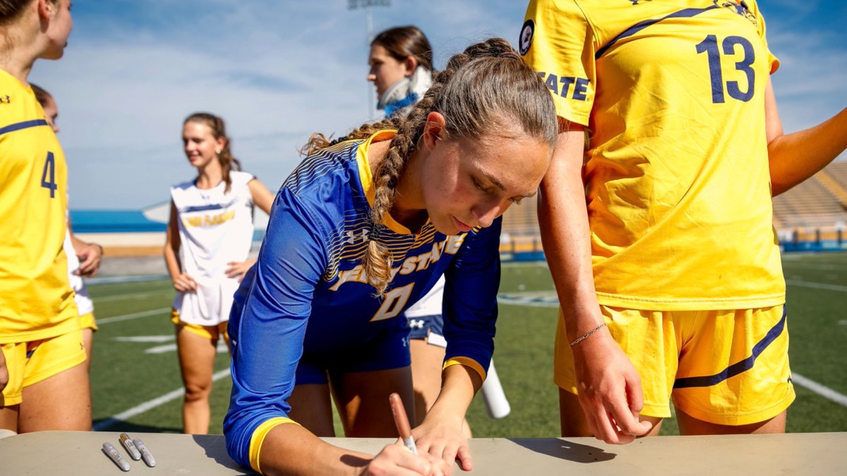 KSU_CollegeofAS's tweet image. Meet Emma Klein, a biology major, is making the most of her time at Kent State University. After graduation, Emma plans to attend medical school and pursue a career as a physician, with the goal of going into orthopedic surgery.

🔗 kent.edu/honors/news/on…

#KentState