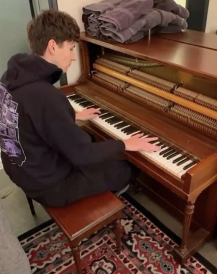 daily HowellRoss 🧞‍♀️ tweet media