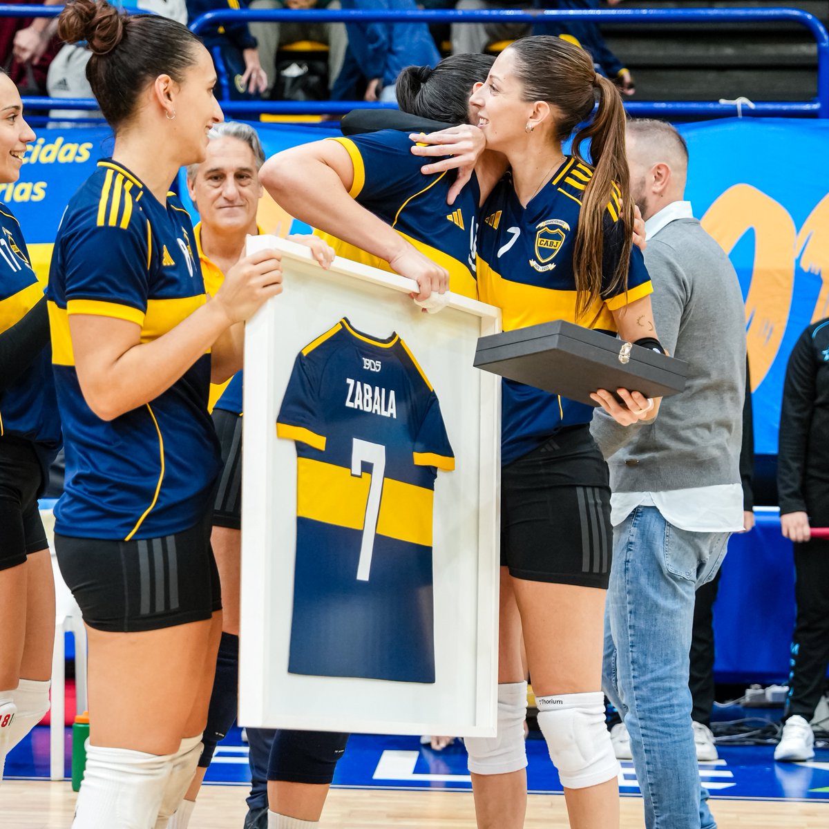 BocaVoley's tweet photo. 𝗟𝗮 𝟳 𝗯𝗿𝗮𝘃𝗮, 𝗽𝗼𝗿 𝘀𝗶𝗲𝗺𝗽𝗿𝗲 💙💛💙

En la previa de nuestro primer encuentro por Semifinal ante Sonder, vivimos un momento cargado de emoción: hicimos entrega de una placa de reconocimiento a nuestra histórica @ViqiZabala  . https://t.co/LAaTxaEuUl