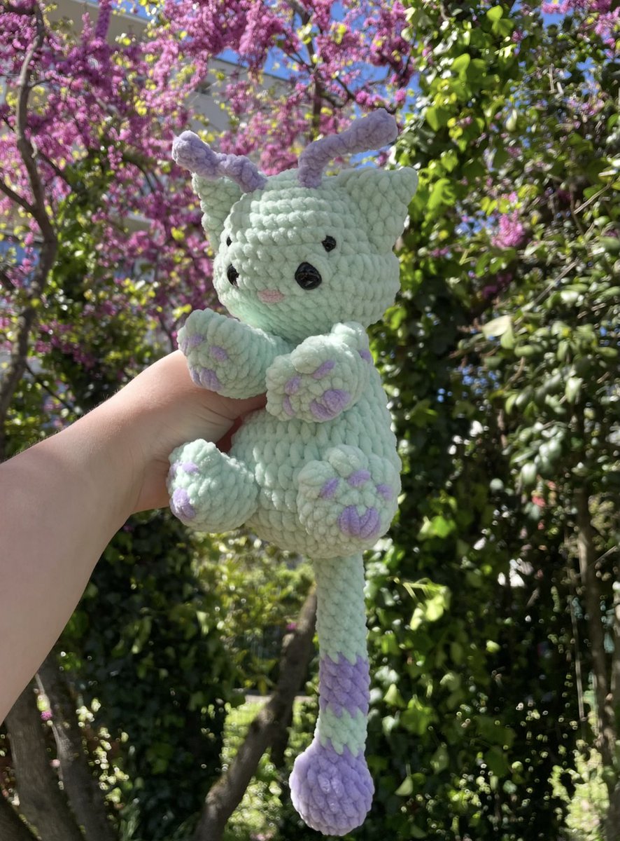 lzidort's tweet photo. Petit chat alien dispo sur mon Etsy 😼 https://t.co/1Gh9aTt6yW