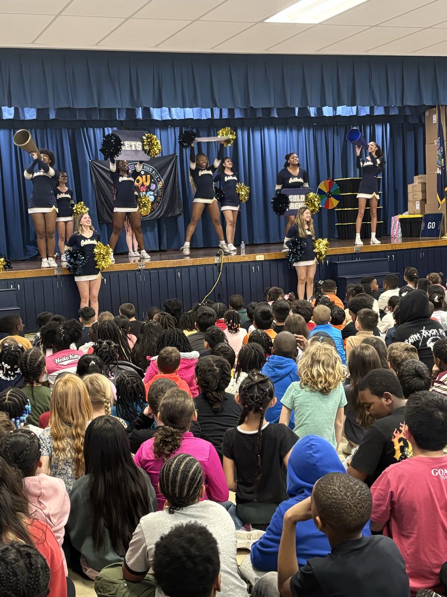 MrHerrera_AD's tweet photo. π£π€ΈββοΈ Our NFA Goldback Cheerleaders continue to lead in our community! They brought the energy, spirit, and leadership to Horizons-on-the-Hudson Elementary, leading an unforgettable pep rally for our youngest Goldbacks! π£π€Έπ½ββοΈπ¦
ππ #GoGoldbacks https://t.co/VTyYnXvoeE