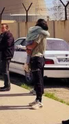 Eso no es una "cadena humana"; es un "escudo humano".
Y es un CRÍMEN DE GUERRA.