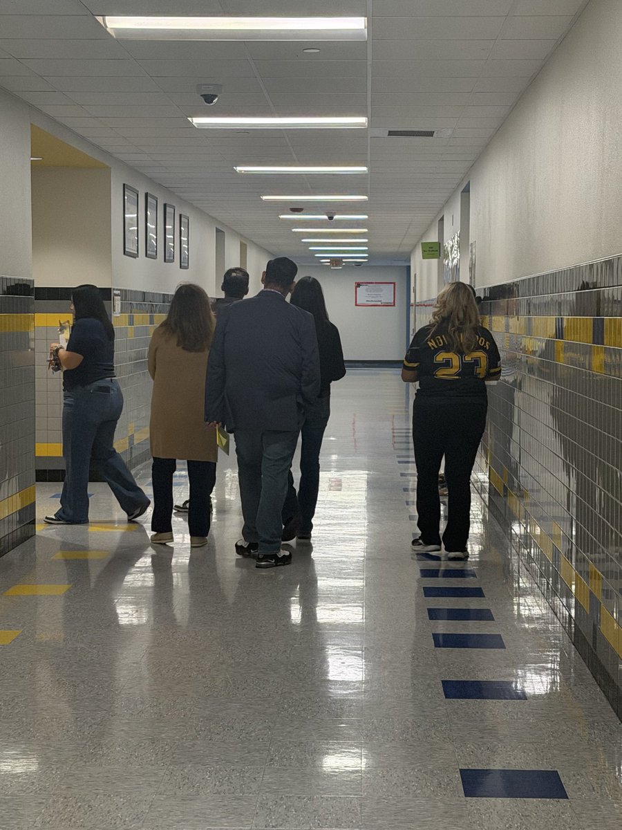 mmaldonado112's tweet image. Administration team conducting classroom rounds to ensure our Novilleros are ready to start testing tomorrow. #STAARTEST #puregold  @TheParkMS @jortiz_P_ @rm_cere