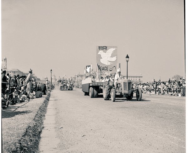 IndiaHistorypic's tweet image. 1952 :: Republic Day Parade , Delhi

Dove Is Symbol For India's Message For Peace