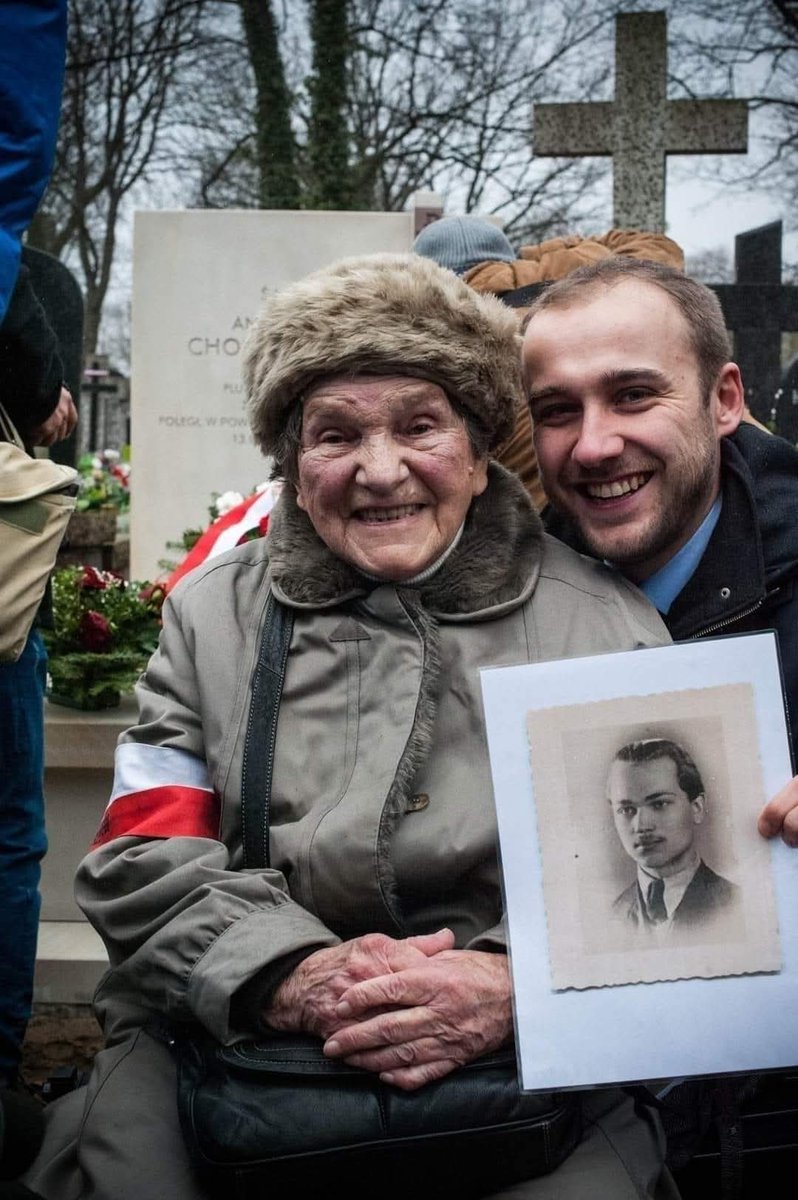 NieZapomnijONas's tweet photo. Dzisiaj 99. urodziny świętuje Wanda Traczyk-Stawska ps. "Pączek". W Powstaniu Warszawskim była jedną z niewielu kobiet, które walczyły z bronią w ręku na pierwszej linii frontu. 🇵🇱

– My byliśmy gotowi dla tej WOLNOŚCI oddać absolutnie wszystko! Myśmy chcieli być wolni! https://t.co/BdEHYeREqC