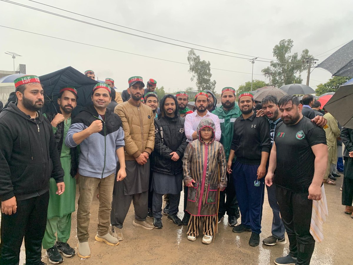 sohaib_ilyas's tweet image. آئی ایس ایف ٹیم کے ہمراہ اڈیالہ جیل کے باہر ۔

موسمی شدت، راستوں کی بندش اور بدترین کر یک ڈاؤن کے باوجود کارکنان کی بہت بڑی تعدادکا اڈیالہ کے باہر پہنچناقابل تحسین ہے۔
#ISF