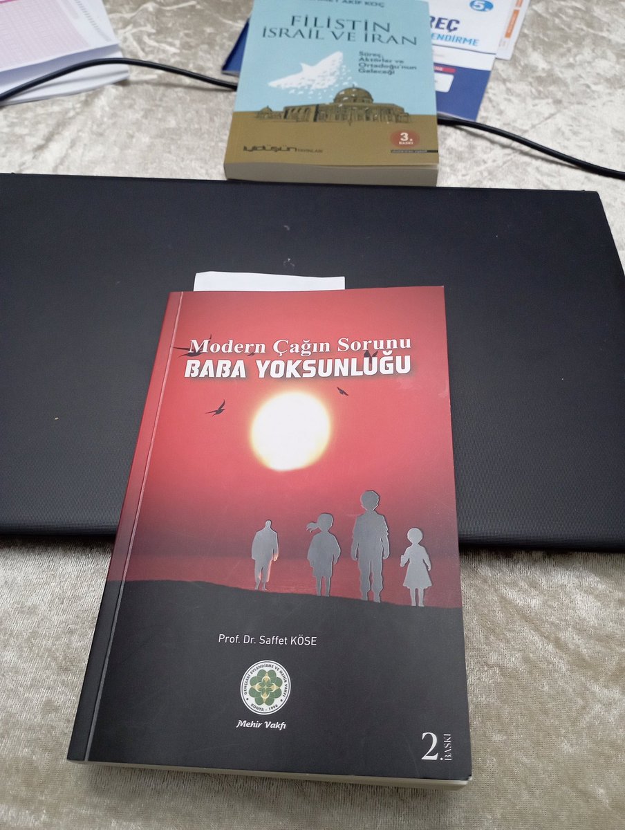 Muhterem hocam <a href="/saffetkose/">Saffet KÖSE</a> nin kaleme alıp şahsıma hediye ettiği kitabından müstefid oldum. Rabbim hayırlı hizmetlerini daim eylesin. 
Kitap aile konusu temelinde babanın sorumluluklarına değinmekte, ebeveynin görevlerinin ihmalinden doğacak sorunlara ve çözümlere yer vermektedir