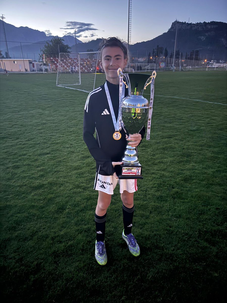Tozkoparanoo's tweet photo. BJK  U 12 forması giyen öğrencimiz Haktan ALTIKARDEŞ ve takımı Antalya’da düzenlenen Futbolun Gelecek Yıldızları müsabakalarında namağlup Şampiyonluğa imza atmışlardır. Öğrencimizi yürekten tebrik ediyoruz👏

@_ferhat_ozturk 
@GungorenKym 
@MucahitYentur 
@istanbulilmem https://t.co/Pl8B7SUOkR