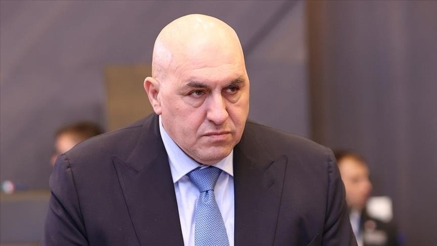 وزير دفاع إيطاليا:
 رفضنا طلبات أمريكية لعبور أجوائنا لأن الطائرات تحمل أسلحة للاستخدام بعمليات في الشرق الأوسط. 
👇🏼👇🏼👇🏼👇🏼👇🏼
أوروبا تعيد رسم حدودها مع العمليات الأمريكية  
لم يعد الأمر حالة منفردة؟   
بل ملامح مسار يتشكل بهدوء داخل أوروبا:  
إسبانيا: تقيّد استخدام قواعدها ومجالها