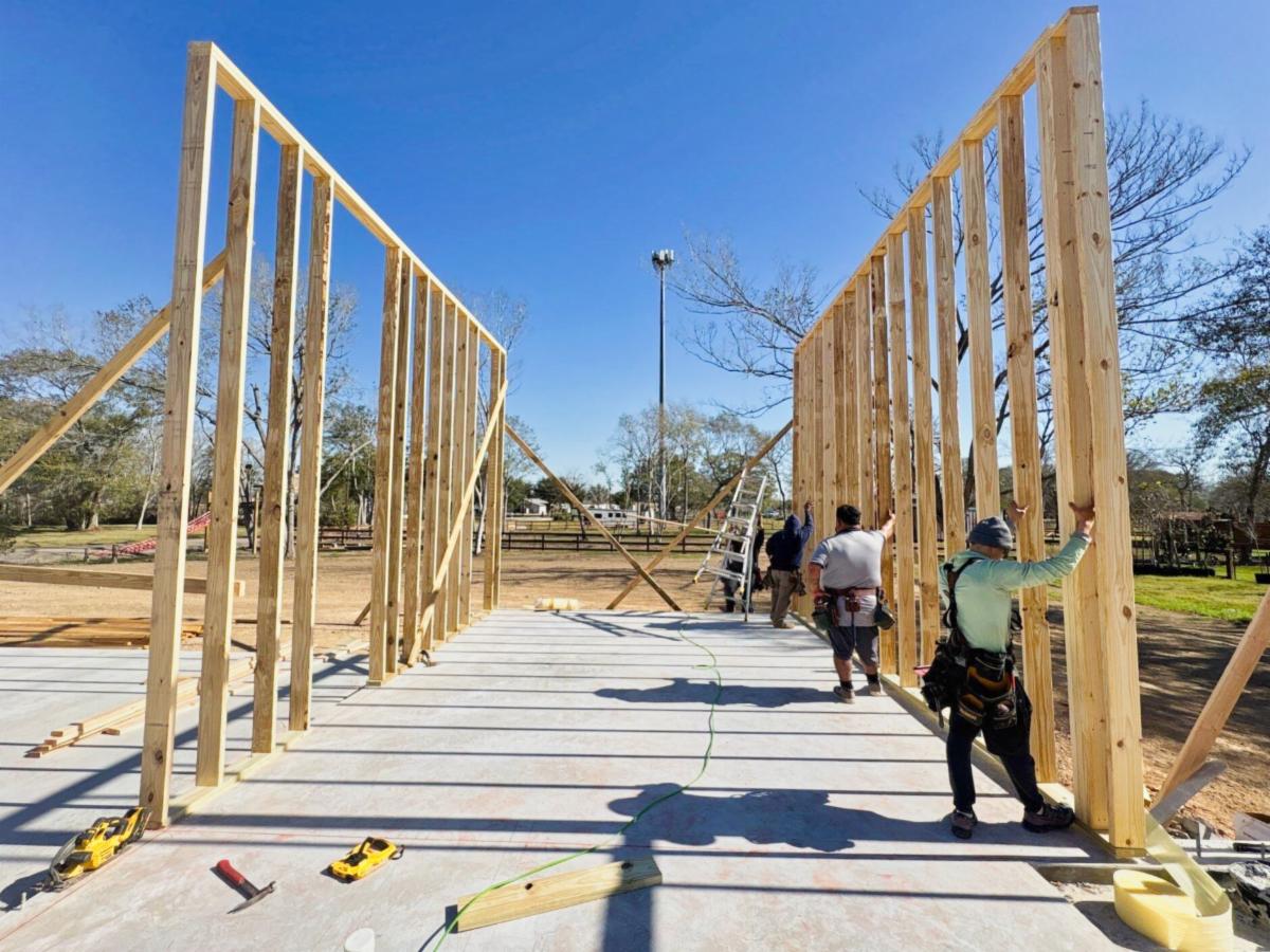 UBuildItHGC's tweet image. Exciting times ahead as framing has begun in Alvin! #HomeBuilding #FramingStage #Framing #QualityBuilding #ClientSatisfaction #CustomHome #NewBuild #Construction #Equity