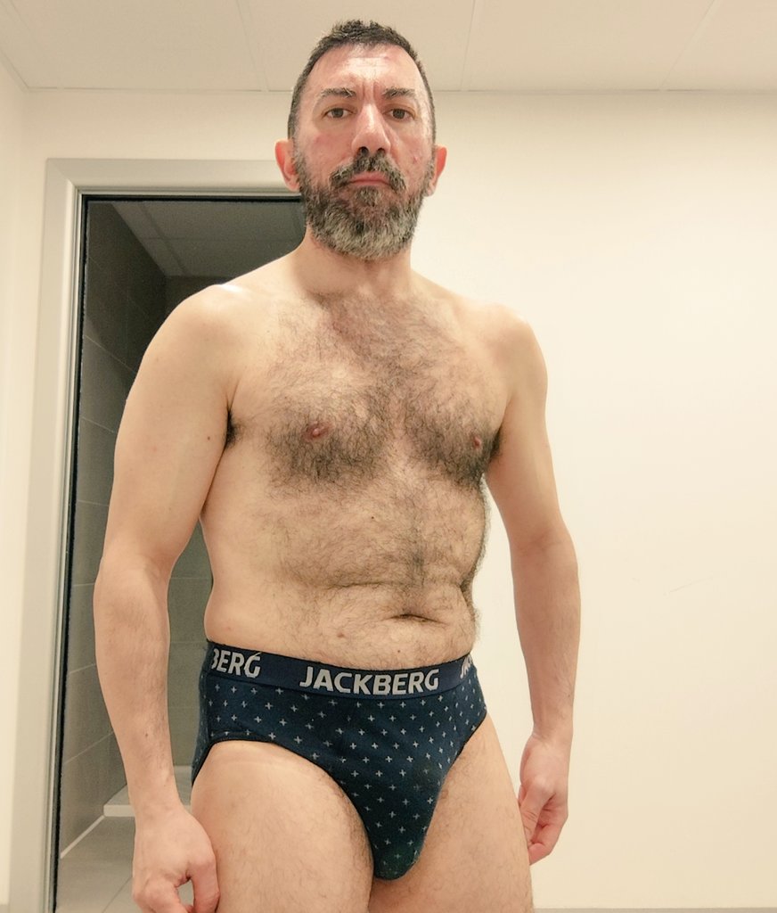 🏳️‍🌈 È arrivato il momento di tonificarmi un po' . Che ne dite?

#7aprile #gay #gaylife #Torino #Turin #workout #motivan #daddy #Lgbt