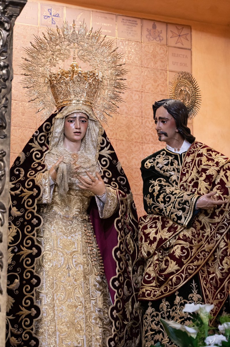 info_cofrade's tweet photo. ⚪️🔴 𝐀𝐂𝐓𝐔𝐀𝐋𝐈𝐃𝐀𝐃. María Santísima de la Amargura y San Juan vuelven a presidir el altar mayor de la Iglesia de San Juan de la Palma. #Amarguras #SilencioBlanco 

📸: @JPichardo93 https://t.co/YUo5zY1qTA