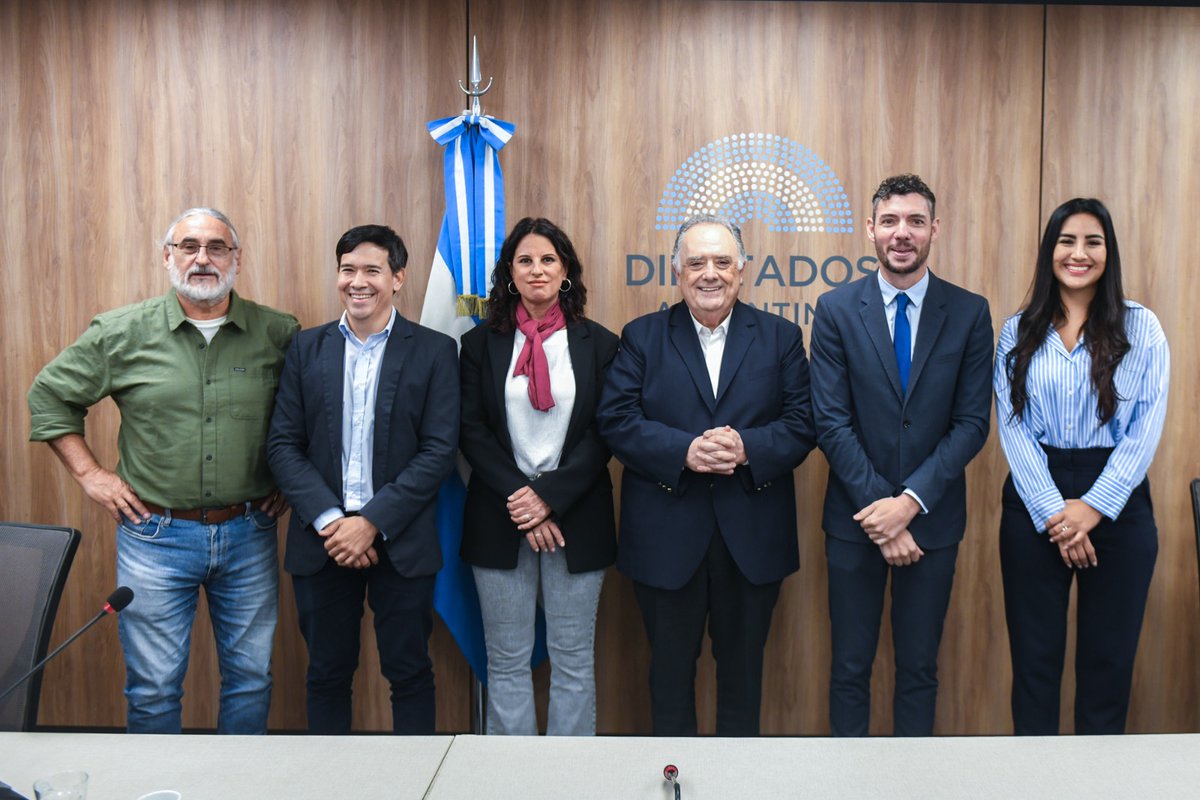 eduardofvaldes's tweet photo. MERCOSUR ES TIERRA DE PAZ

Tuve el orgullo de asumir la presidencia de la comisión de MERCOSUR en @diputadosAR.

El MERCOSUR es una de las instituciones más preciadas de nuestra democracia: nació como espacio común para terminar con las hipótesis de conflicto en la región.
Este cuerpo será un ámbito para pedir por la paz en el mundo y Latinoamérica, como siempre sostuvo el Papa Francisco: LA GUERRA SIEMPRE ES UNA DERROTA.

No importa en qué bloque estemos, debemos multiplicar el pedido por la paz. No tenemos por qué entrar a un conflicto bélico que no es nuestro.