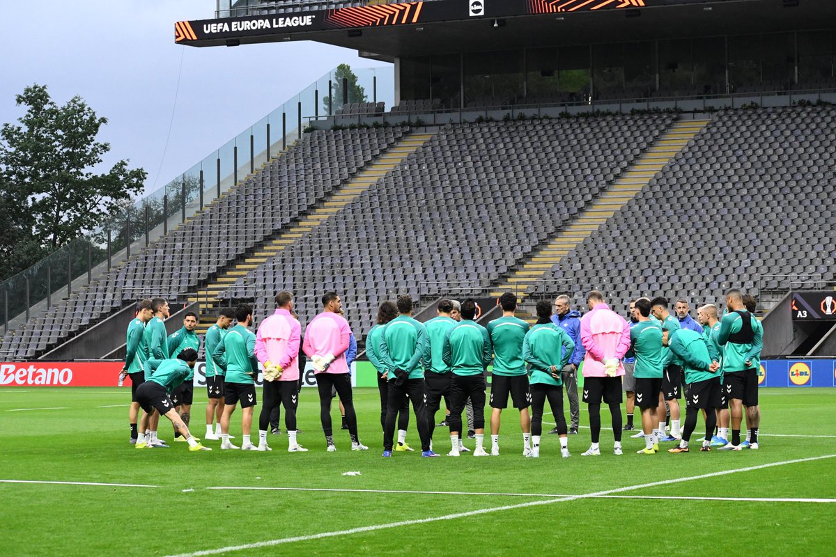 🟢⚪️ El Real Betis ha entrenado este martes en el Estadio A Pedreira de Braga, donde mañana debuta en unos cuartos de final de la Europa League. Isco ha sido uno más en el entrenamiento

📷 <a href="/arturo_ep7/">Arturo Parejo</a>