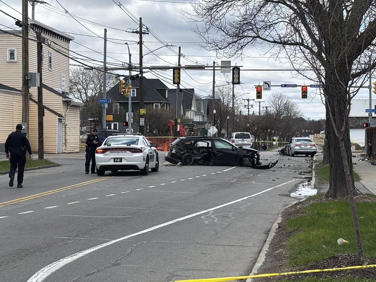 wmorgan2g's tweet image. Serious multi car crash at Norton and Seneca. #ROC