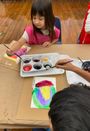 HillsVirtual's tweet photo. Our K-2 students turned science into art today! 🎨✨
After learning about acids and bases, they explored chemical reactions by creating lemon prints and using acid-based watercolors to design beautiful (and fragrant!) floral bouquets 🍋🌸
Learning has never smelled so sweet! https://t.co/6zCgpn4Tjj