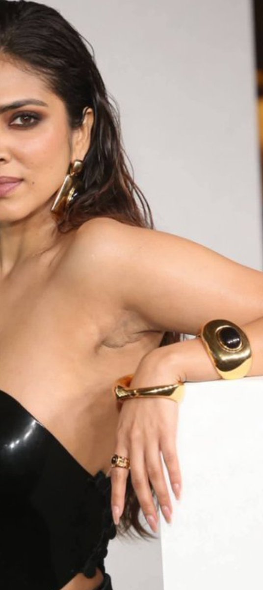 ItzSkTweet's tweet image. #MalavikaMohanan