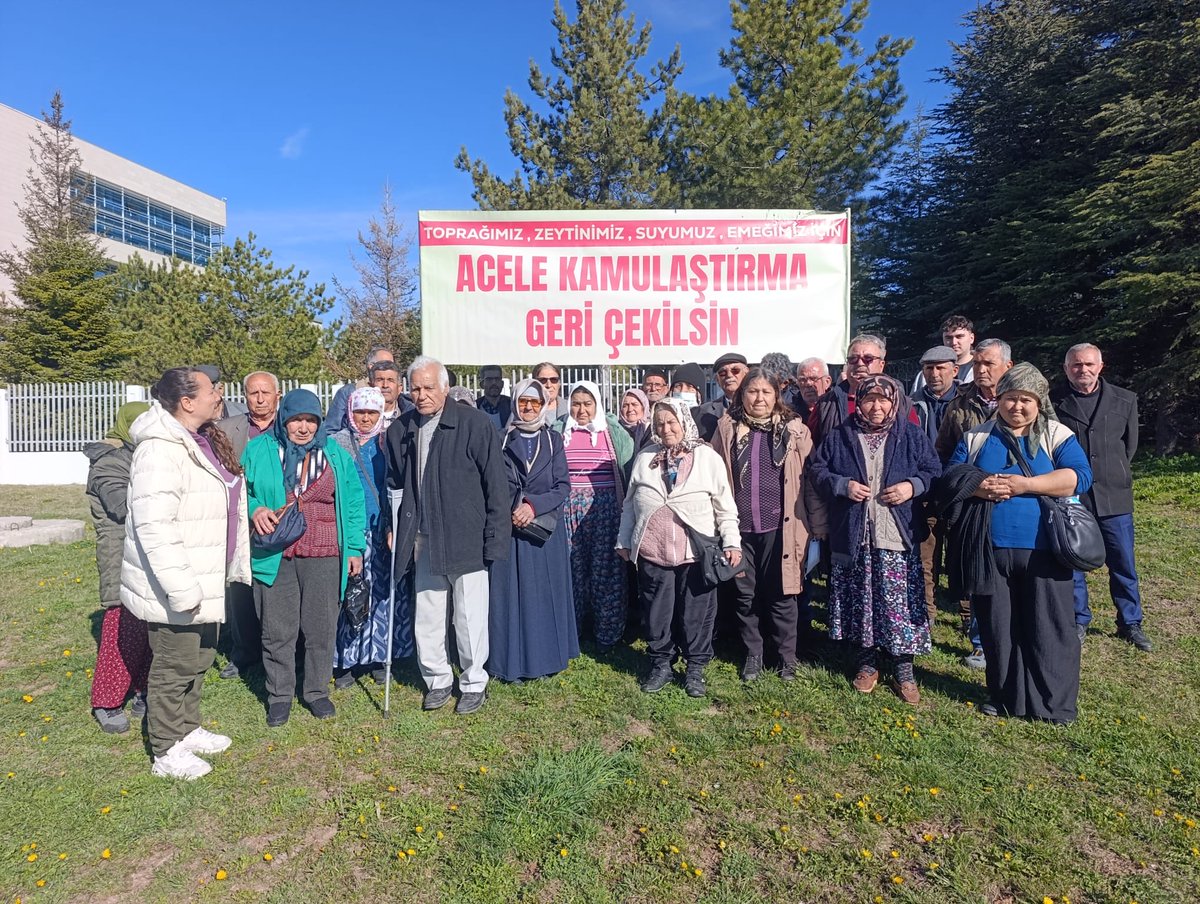 CanerKara_Tayma's tweet photo. İkizköylüler “acele kamulaştırma kararı” geri çekilsin diye Anayasa Mahkemesi önünde toplanmış. 

Bu manzarayı “Cumhuriyeti Böyle Kazandık” pankartlı fotoğrafa çok benzettim.

Buradaki pankarta “Cumhuriyeti Böyle Kaybettik” yazılsa, haksız sayılmazlar. 

Bu kadar para hırsı, bu derece doyumsuzluk, bu çeşit açlık, ne gördüm ne duydum…

Muhalefet değil; artık sadece hayret ediyorum.