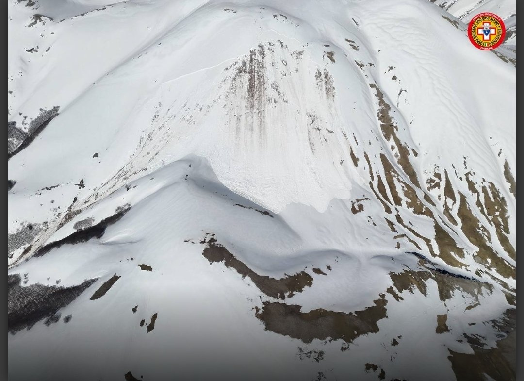 #Valanga di grandi dimensioni oggi sull'Argentella, #Sibillini. Attenzionie, il pericolo valanghe rimarrà "marcato" anche nei prossimi giorni allertameteo.regione.marche.it/pericolo-valan…