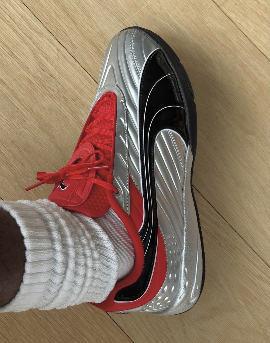 JustFreshKicks tweet media