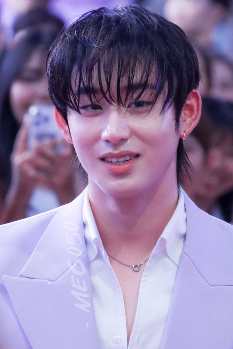 meG. | 🌃 tweet media