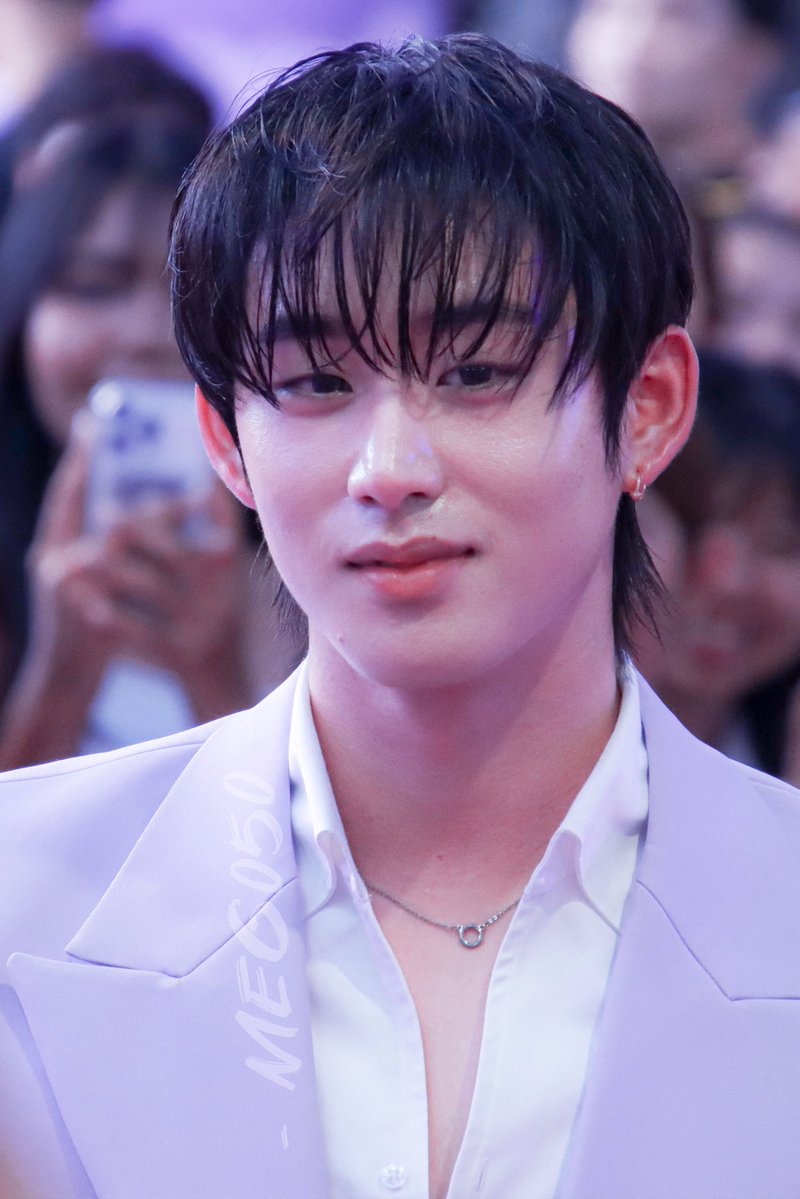 meG. | 🌃 tweet media