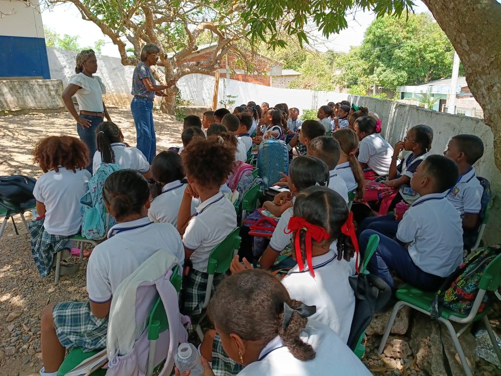 blisneida tweet media