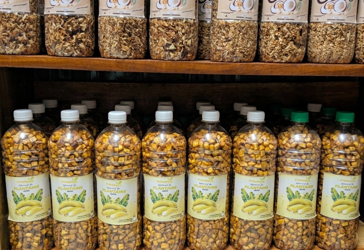 MissFricasses's tweet photo. Venez prendre vos bouteilles de fricassés @ByFomena , le stock en salé est disponible 
Stock de noix de coco disponible également 
Format 1l : 2000 f 
N'hésitez pas à retweeter🤲🏿🙏🏾
 📍 Douala logpom carrefour bassong 
Possibilité de se faire livrer https://t.co/O20PUrbIPl