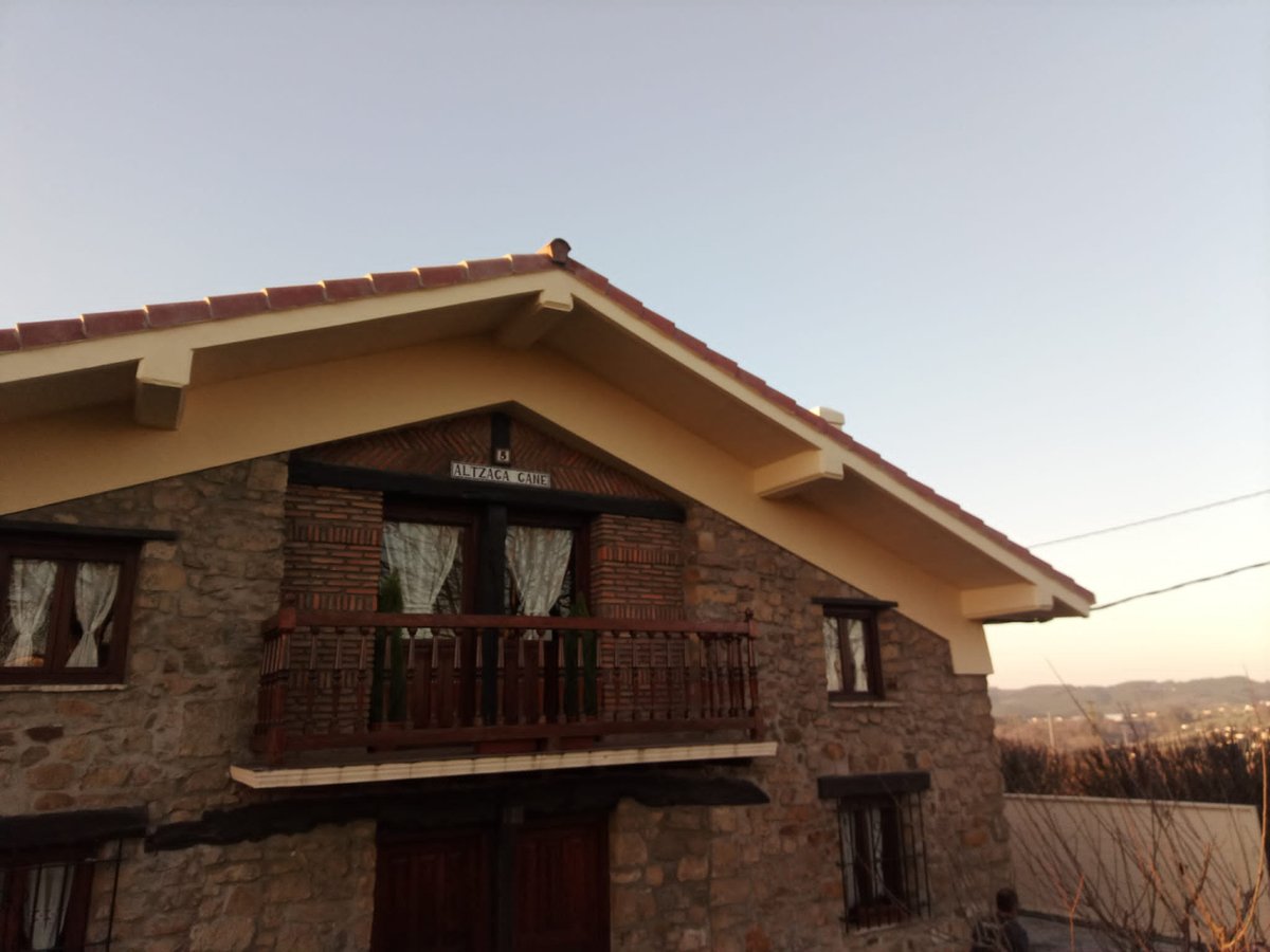 obrasinsignia's tweet image. Reparación de aleros de este caserío en Erandio, en el que hemos hecho también varias reparaciones en la cubierta.
obrasinsignia.com
#cubiertas #tejados #rehabilitacioncasas #Erandio #obrasinsignia