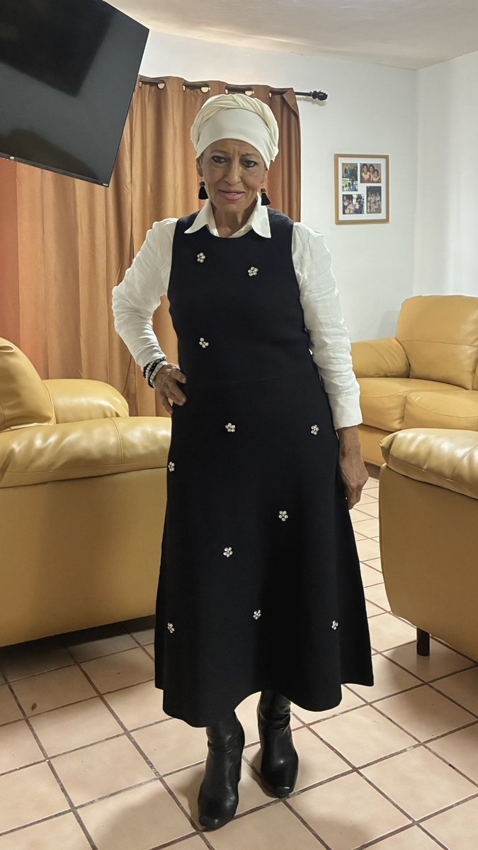 Appreciation post para mi mami que se ve hermosa hoy con su ofni🥹🤍🖤