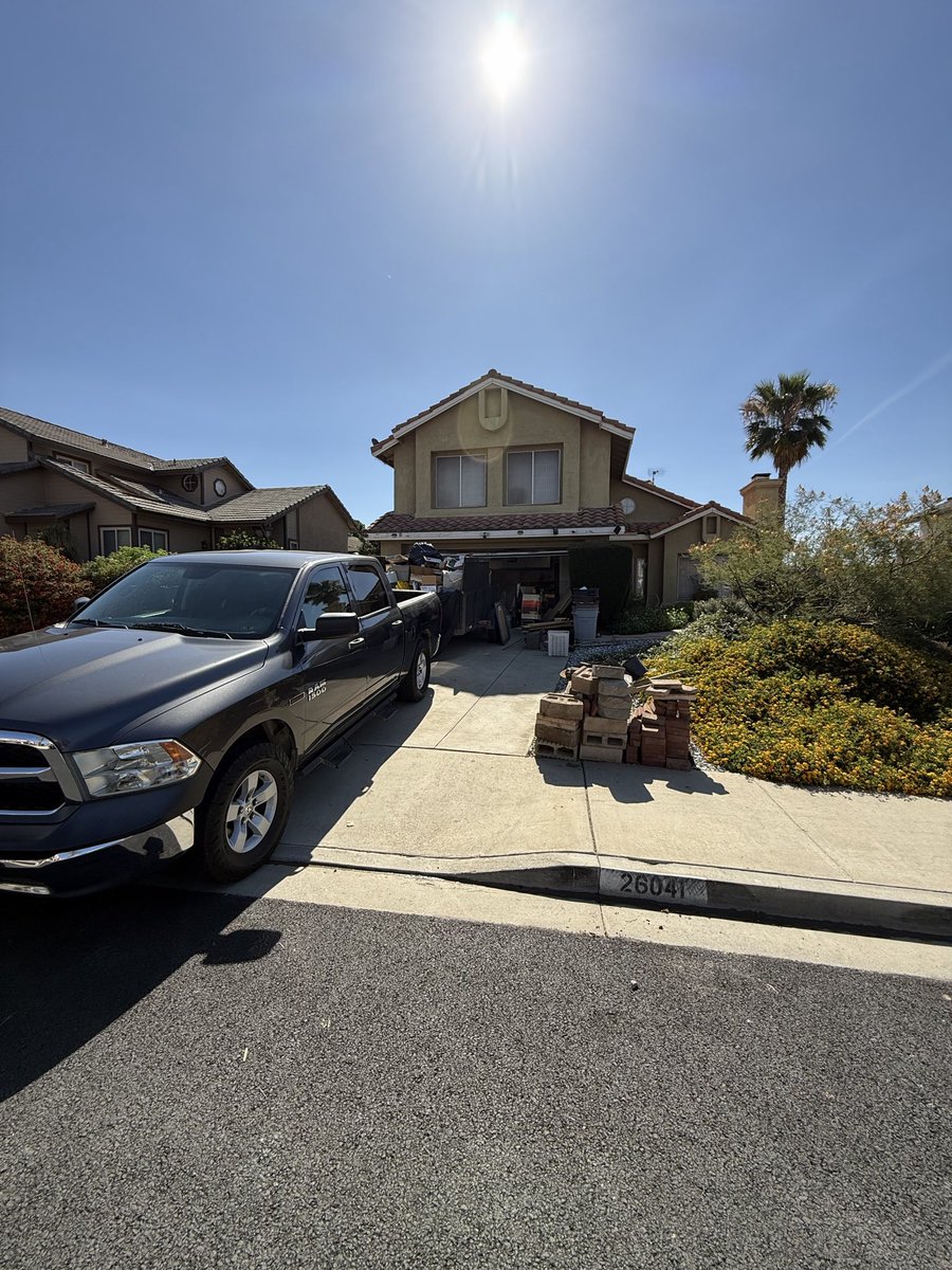 aaronzapata's tweet image. We’ll be ready for photos! 

When we show up with the photographer. 

#realtorlife