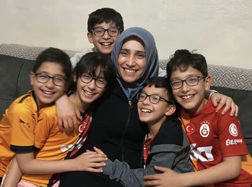 2,5 yıl süren gecikmeli tahliye

Aralarında sağlık sorunları olan 6 küçük çocuğun anne ve babası Nurcan-Abdülkadir Arslan, 30 Eylül 2023’de tutuklandı.
Geçtiğimiz günlerde Nurcan Hanım’ın haksız tutukluluğu son buldu. Baba hâlâ tutuklu.

AnneBabasız Çocuklar