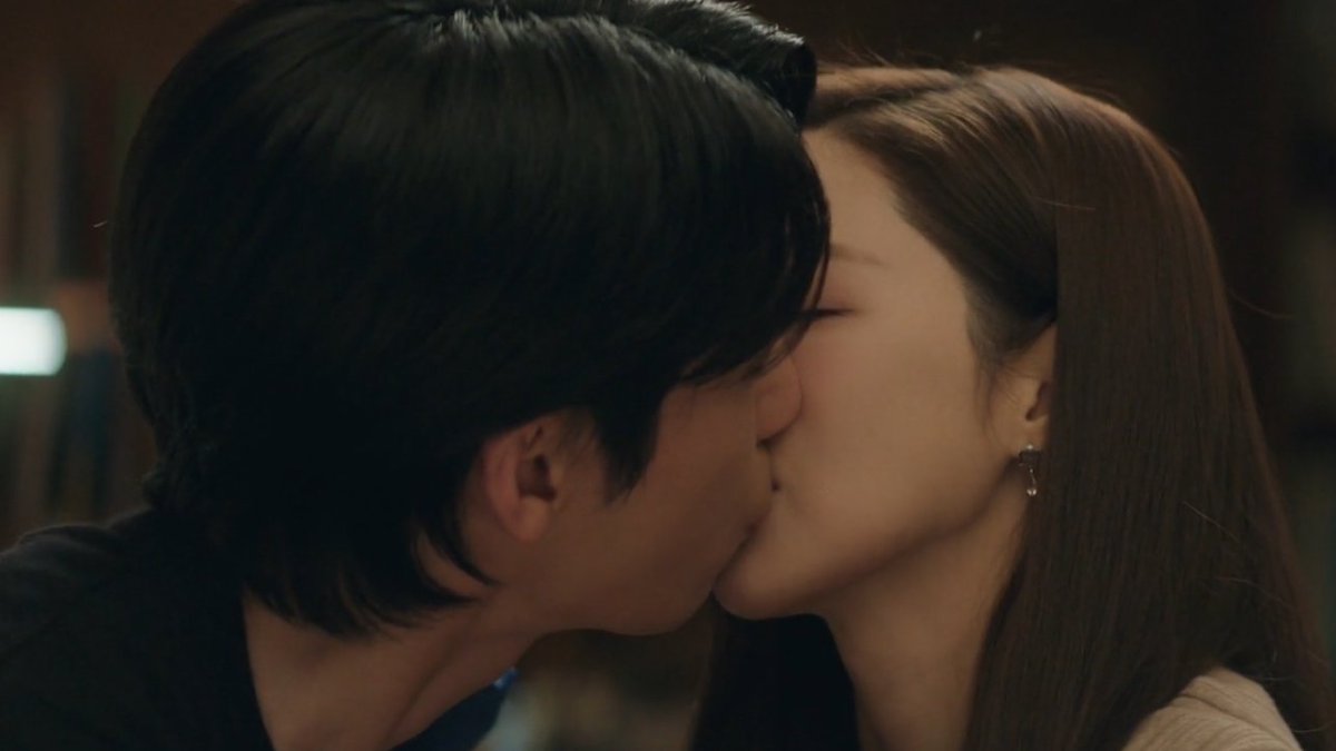 hajunluvr's tweet photo. final thoughts on #SirensKiss 

i personally find it much more worth it to tune in for the romance than the mystery. wi hajoon and park minyoung's chemistry is so electric and they kept delivering wonderful acting performance (as expected!). i just wanted to keep looking forward to their characters and rooting for the development between them. unfortunately, the story is made to heavily revolve around the mystery side of the plot, yet it is made so complicated with barely any rewarding result. new people kept popping up, trying to divert our suspicion towards them. i stayed and anticipated thinking it will keep shocking me more and more, like a balloon you kept pumping air into thinking it will finally explode, but mostly it fell flat. i would much rather have the mystery plot simplified to give more detailed development to the romance plot if it was going to turn out this way.