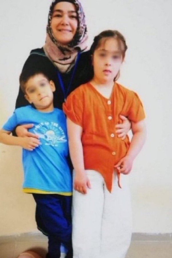 naftalanjaa's tweet photo. KHK’lı öğretmen Özlem Sarıçelik 2020’den beri cezaevinde.

Down sendromlu, %90 engelli kızı Elif Sinem ise anne bakımına muhtaç.
Bir çocuğun en çok ihtiyacı olan kişi annesidir.

AnneBabasız Çocuklar https://t.co/qWO1BR1YQL
