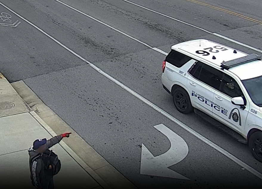 SLMPD's tweet image. We always encourage our residents to call 911 to report suspicious behavior and that's exactly what happened today. But, we want to correct the record on something...
#SLMPD