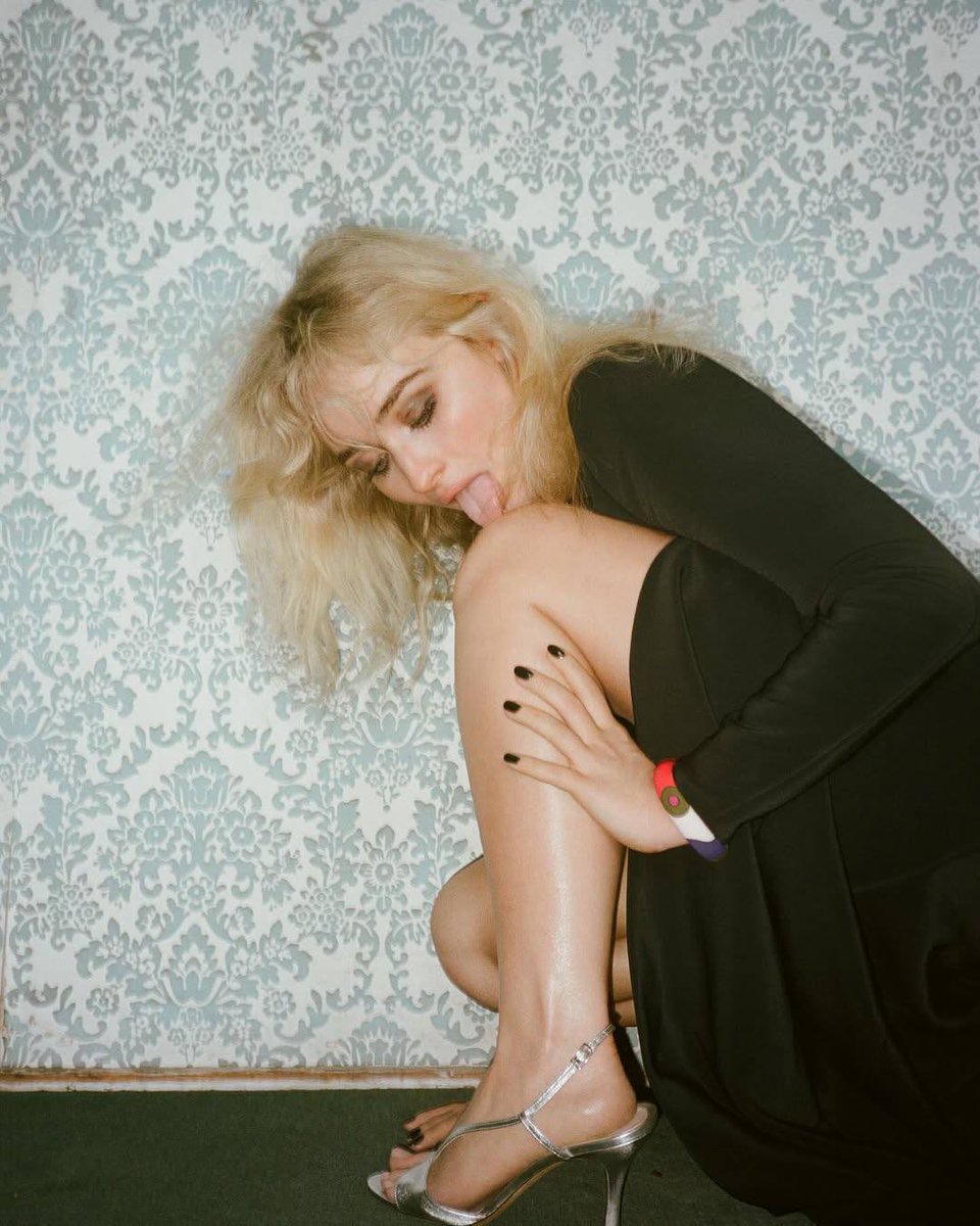 My incredibly niche knee fetish has finally manifested itself and it's gorgeous 🙂‍↕️(lemme lick it next pleaseee😗)