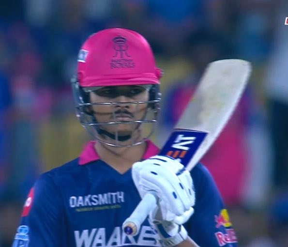 nitinkhandvikar's tweet image. Unbelievable opening stand! 🚀 Scoring at a blazing 20 runs an over! Young gun taking world-class bowlers apart, &amp;amp; then... Chote Miyan to Chote Miyan, Bade Miyan Bhi Shubhan Allah 😂 
Insane hitting on display! 

#VaibhavSuryavanshi #YashasviJaiswal #Bumrah #Bolt #Chahar #RRvsMI